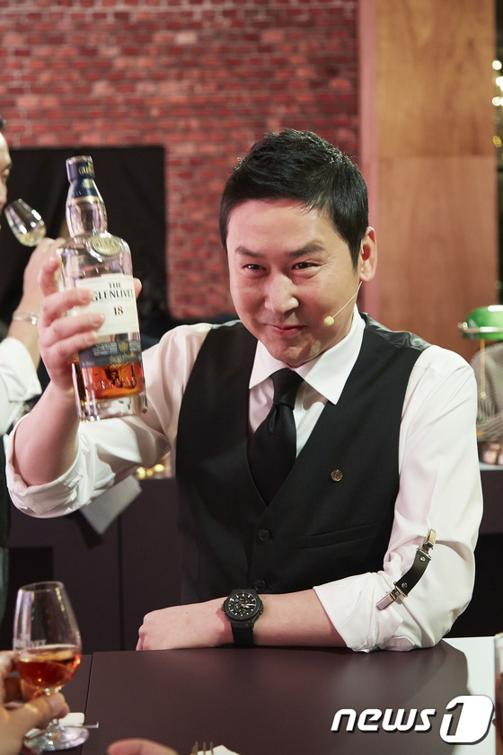 (서울=뉴스1) 전민기 = 싱글몰트의 기준을 세운 브랜드 더 글렌리벳이 23일 강남구 역삼동 알베르에서 진행한 ‘더 바 바이 더 글렌리벳’ 행사에서 방송인 신동엽이 참석자에게 싱글 …