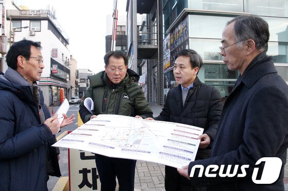 본문 이미지 - 전북 전주를 파리나 로마와 같은 세계적인 도시로 만들겠다며 원도심 ‘아시아 문화심장터’ 프로젝트를 선언한 김승수 전주시장(오른쪽에서 두번째)이 24일 원도심을 찾아 전주시 관계자로부터 도시재생사업에 대한 설명을 듣고 있다.(전주시 제공)2017.2.24./뉴스1 ⓒ News1 김춘상 기자
