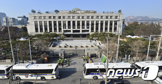 경찰 경계 강화된 헌법재판소