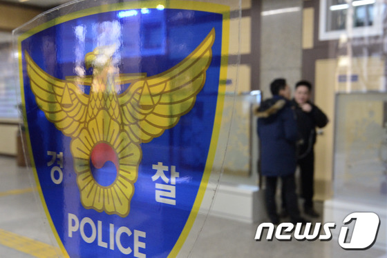 (서울=뉴스1) 신웅수 기자 = 극우 인터넷 사이트에 이정미 헌법재판소장 권한대행의 살인 예고 글을 올렸던 협박범이 자수했다. 서울지방경찰청 광역수사대는 지난 23일 극우 인터넷 …