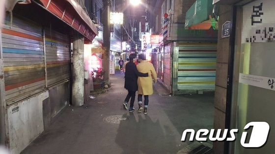 낙원동 동성애자 거리에서 만난 커플./뉴스1 © News1