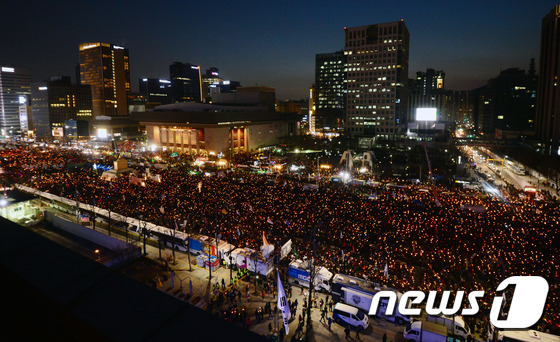 탄핵 심판 앞둔 촛불집회...80만 운집