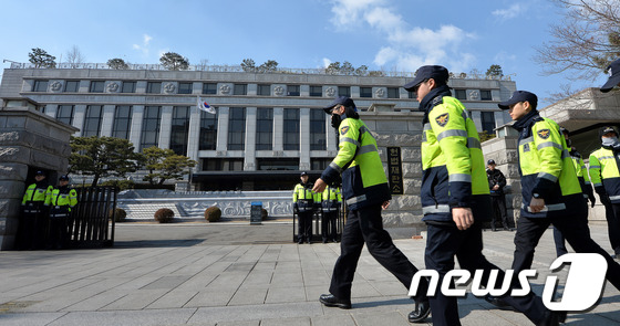 헌재 앞 경찰들 '경계근무 강화'