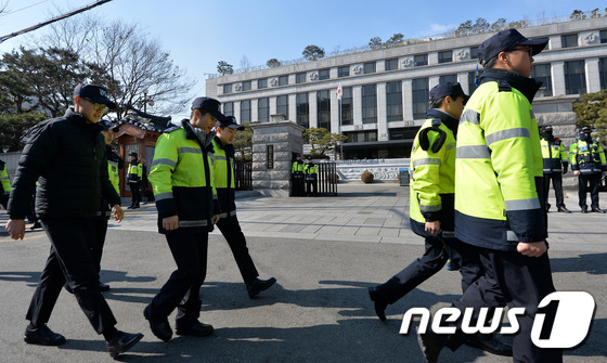 경찰 경계 강화된 헌법재판소