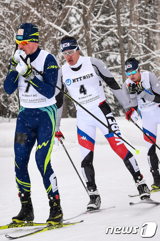(삿포로=뉴스1) 유승관 기자 = 김마그너스가 26일 일본 삿포로 시라하타야마 오픈 스타디움에서 열린 2017 삿포로 동계아시안게임 크로스컨트리 남자 30km 매스스타트에서 질주하 …