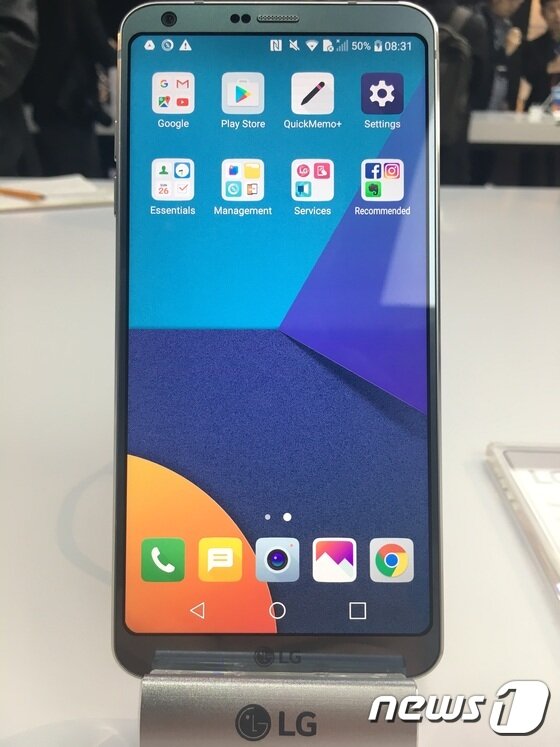 본문 이미지 - LG전자가 현지시간으로 26일 스페인 바르셀로나에 위치한 산 호르디 클럽에서 공개한 차기 전략 스마트폰 'LG G6'. 2017.2.26/뉴스1 ⓒ News1