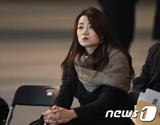 본문 이미지 - 조현민 대항항공 전무가 27일 인천 중구 대한항공 인천정비격납고에서 열린 ‘대한항공 보잉 787-9 항공기’ 언론 공개 행사에 자리하고 있다.  2017.2.27/뉴스1 ⓒ News1 황기선 기자