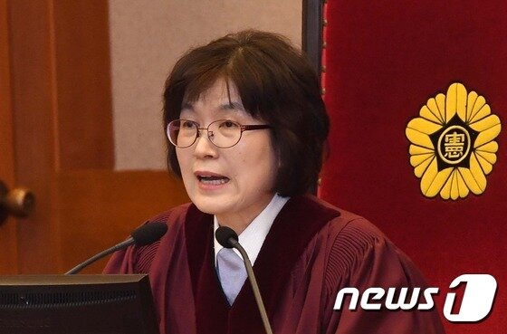 본문 이미지 - 27일 서울 종로구 재동 헌법재판소에서 열린 박근혜 대통령 탄핵심판 최종 변론에서 이정미 헌법재판소장 권한대행이 발언하고 있다. 2017.2.27/뉴스1 ⓒ News1 사진공동취재단