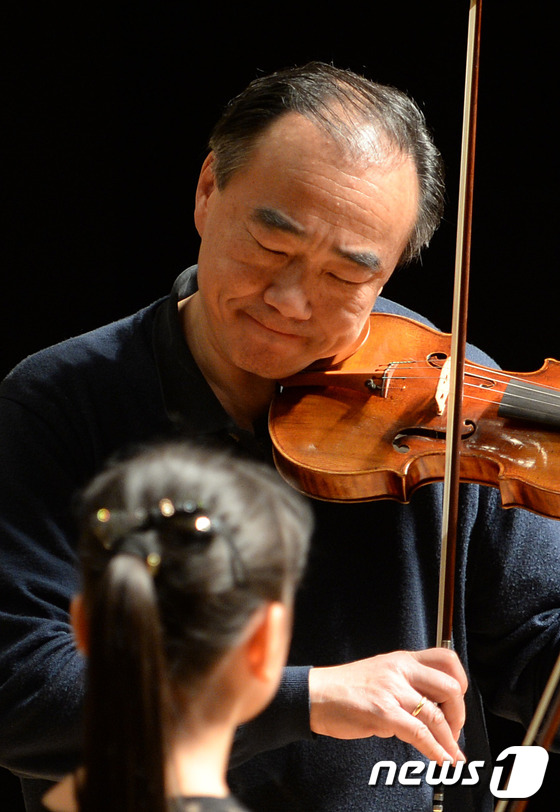 (수원=뉴스1) 오장환 기자 = 아시아계 1세대 바이올리니스트 초량린이 27일 오후 경기도 수원시 팔달구 경기도문화의전당 소극장에서 고소현 양과 마스터 클래스를 진행하고 있다. 마 …