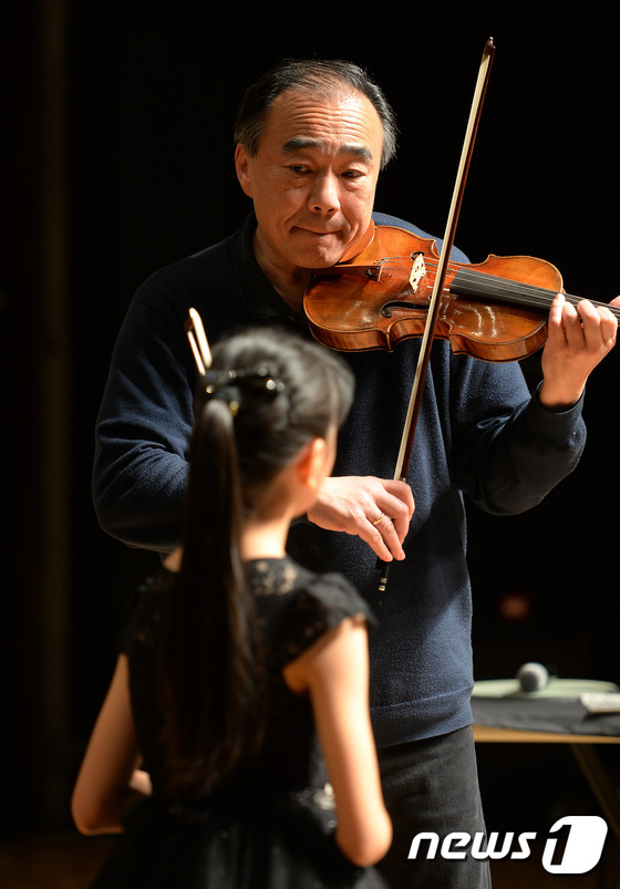 (수원=뉴스1) 오장환 기자 = 아시아계 1세대 바이올리니스트 초량린이 27일 오후 경기도 수원시 팔달구 경기도문화의전당 소극장에서 고소현 양과 마스터 클래스를 진행하고 있다. 마 …