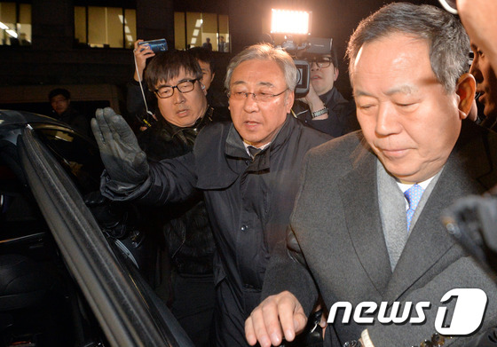 (서울=뉴스1) 김명섭 기자 = 대통령 측 법률대리인단 김평우 변호사가 27일 오후 서울 종로구 재동 헌법재판소에서 열린 박근혜 대통령 탄핵심판 최종 변론을 마치고 이동하고 있다. …