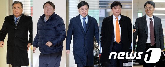본문 이미지 - '박근혜·최순실 국정농단' 특검 수사가 공식 종료되는 28일 박영수 특검(왼쪽부터)과 윤석열 수사팀장, 박충근·이용복·이규철 특검보가 서울 강남구 대치동 특검 사무실로 출근하고 있다. 2017.2.28/뉴스1 ⓒ News1 오대일 기자