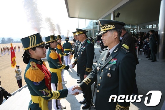 졸업 축하하는 장준규 육군참모총장