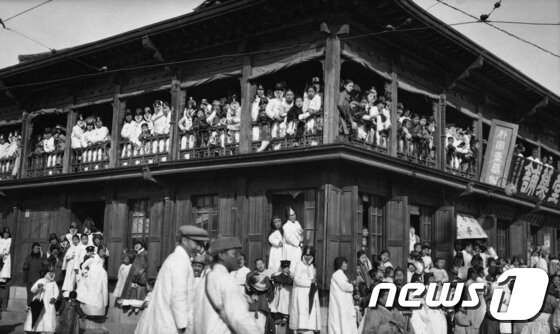 본문 이미지 - 고종 국장을 보기 위해 종로에 모여든 사람들(서울역사박물관 제공)2017.2.28ⓒ News1