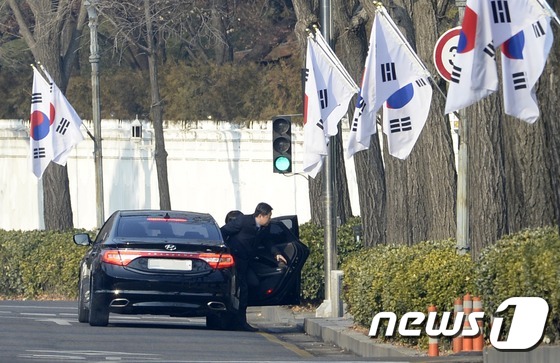 (서울=뉴스1) 안은나 기자 = '박근혜·최순실 게이트'를 파헤치는 박영수 특별검사팀 특검보와 수사관들이 3일 오전 청와대 압수수색 영장 집행을 위해 차량에서 내리고 있다. 특검은 …