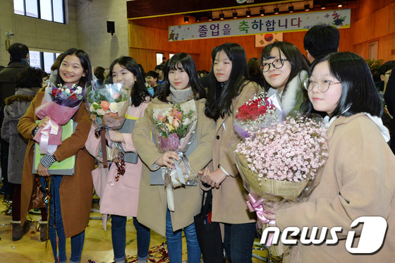 (서울=뉴스1) 구윤성 기자 = 3일 오전 서울 송파구 거원초등학교에서 열린 졸업식에서 졸업생들이 기념사진을 찍고 있다. 2017.2.3/뉴스1