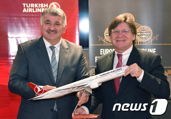 본문 이미지 - 빌랄 에크쉬 터키항공 부회장 겸 CEO(왼쪽), 베른트 힐덴브란트 파키스탄국제항공 CEO.<사진=터키항공>ⓒ News1