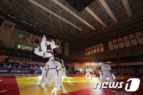본문 이미지 - 무주군 학생 태권도시범단이 공연을 펼치고 있다.(무주군제공)2017.2.4/뉴스1ⓒ News1
