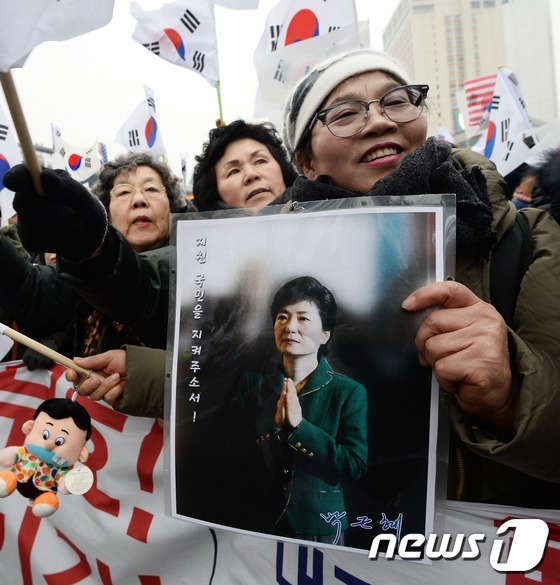 '태극기 집회'에 등장한 朴대통령 사진