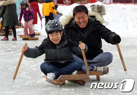 (서울=뉴스1) = 5일 오전 강원도 대관령면 횡계리 송천일대에서 열리고 있는 제25회 평창윈터페스티벌 대관령눈꽃축제를 찾은 관광객들이 얼음썰매를 타며 휴일을 즐기고 있다.2018 …