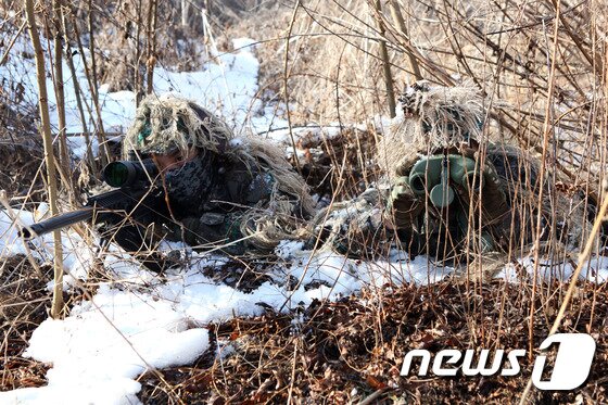 본문 이미지 - 육군 27사단 저격반 요원들이 강원 화천군 전방 진지에서 K-14 저격용 소총으로 ‘단 한발로 적을 사살’하는 저격반 집체교육을 받고 있다.(27사단제공)2017.2.7/뉴스1 ⓒ News1 홍성우 기자