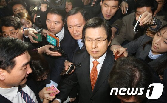 본문 이미지 - 황교안 대통령 권한대행이 7일 서울 여의도 국회에서 열린 본회의에 츨석하기 위해 본청으로 들어서며 취재진의 질문공세를 받고 있다. 2017.2.7/뉴스1 ⓒ News1 허경 기자