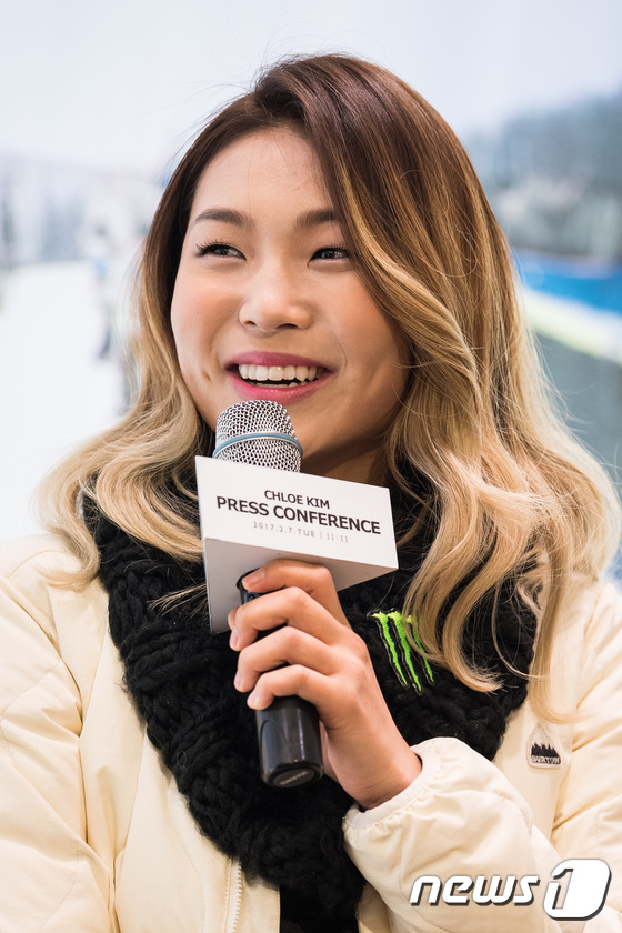 (서울=뉴스1) 유승관 기자 = 여자 스노보드 하프파이프 세계랭킹 1위 클로이 김(한국명 김선)이 7일 서울 강남구 신사동 버튼 플래그십 스토어에서 열린 기자간담회에서 취재진 질문 …
