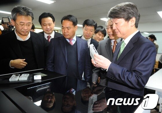 본문 이미지 - 안철수 국민의당 전 대표가 7일 부산 동아대학교 승학캠퍼스 신학연구관을 찾아 URP사업 입주기업 및 시제품제작지원실을 둘러보고 있다. 2017.2.7/뉴스1 ⓒ News1 여주연 기자