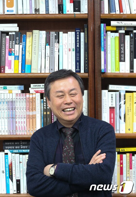 본문 이미지 - 도종환 더불어민주당 의원이 7일 서울 여의도 국회 의원회관에서 뉴스1과 인터뷰를 하고 있다. 2017.2.7/뉴스1 ⓒ News1 허경 기자