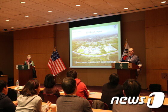 본문 이미지 - 제주영어교육도시에 들어설 제주국제학교인 ‘세인트 존스베리 아카데미 제주’가 오는 13일부터 21일까지 서울, 대구, 부산, 제주 등에서 2017~2018학년도 신입생 모집을 위한 입학설명회를 개최한다. 사진은 2016년 11월 서울 코엑스에서 열린 입학설명회 현장.(사진제공=SJA Jeju). ⓒ News1