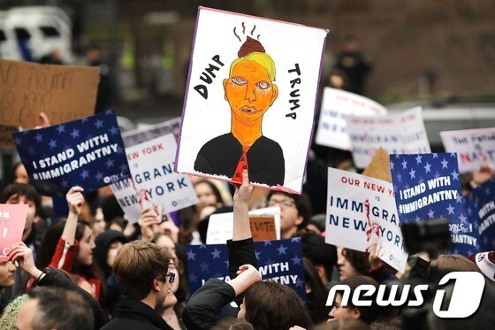 본문 이미지 - 7일(현지시간) 뉴욕 맨해튼 광장에서 수백명의 고등학생들이 도널드 트럼프 미국 대통령의 무슬림 7개국 국민을 겨냥한 반 이민 행정명령을 반대하는 시위에 참가하고 있다. ⓒ AFP=뉴스1 ⓒ News1 우동명 기자