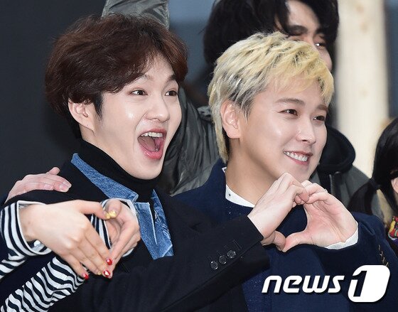 본문 이미지 - 비투비 이창섭, 슈주 성민(오른쪽)이 8일 오전 서울 종로구 연지동 대호주차장 내 연지홀에서 진행된 뮤지컬 \'꽃보다 남자\' 연습실 공개에서 하트를 그리고 있다. ⓒ News1star/ 권현진 기자