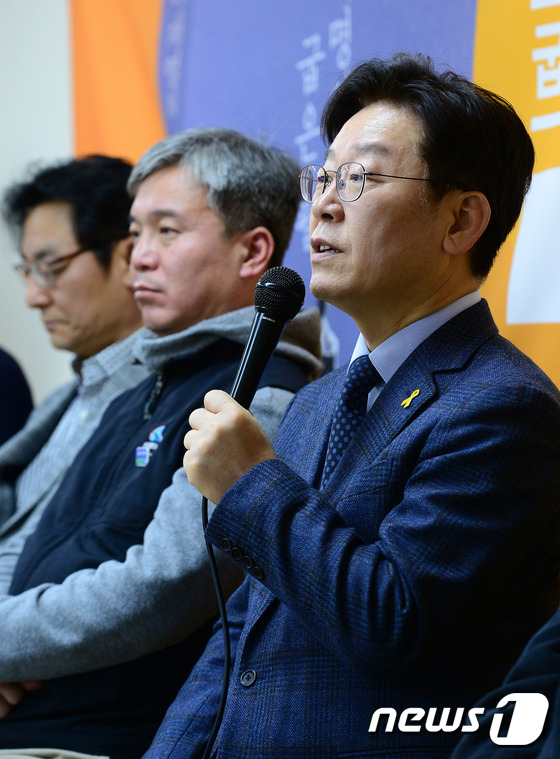 (서울=뉴스1) 박지혜 기자 = 더불어민주당 대선주자인 이재명 성남시장이 8일 오전 서울 중구 환경재단 레이첼카슨홀에서 열린 '이재명의 굽은 팔' 출판기념 간담회에서 소감을 밝히고 …