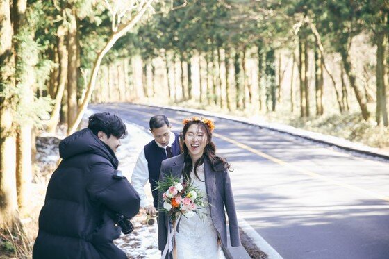 본문 이미지 - 반려견 점례와 함께 하는 웨딩촬영은 리프노트 대표인 강보람 작가가  맡아주셨습니다.ⓒ리프노트