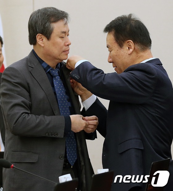 (서울=뉴스1) 손형주 기자 = 8일 오전 서울 여의도 국회에서 열린 교육문화체육관광위원회 전체회의에서 염동열 새누리당 간사가 도종환 더불어민주당 간사에게 평창 동계올림픽 마스코트 …