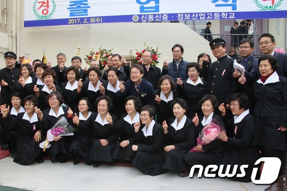 (서울=뉴스1) = 조희연 서울시교육감이 8일 서울 동작구 신동신중·정보산업고등학교(학력인정 평생교육시설) 졸업식에 참석해 만학도 어르신들과 기념촬영을 하고 있다. (서울시교육청 …