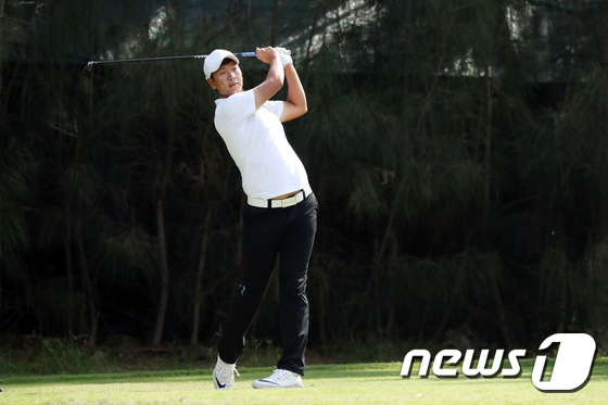 (서울=뉴스1) = 김민호가 8일 베트남 무이네 씨링크 골프리조트에서 열린 '제5회 휴셈 챌린지' 1라운드 12번 홀에서 티샷하고 있다. (팀휴셈 제공) 2017.2.8/뉴스1