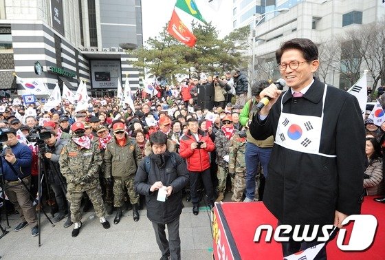 김문수 전 경기도 지사가 8일 오후 대구 중구 동아백화점 쇼핑점 앞에서 박사모 등 보수단체 주최로 열린 박근혜 대통령의 탄핵을 반대하는 집회에 참석해 발언하고 있다.2017.2.8/뉴스1 ⓒ News1 이종현 기자