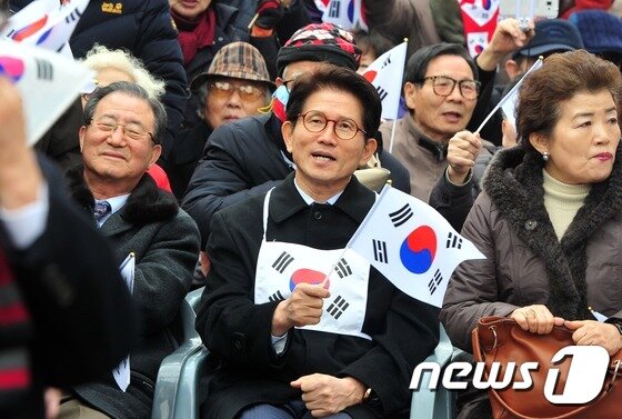 본문 이미지 - 김문수 전 경기도 지사가 8일 오후 대구 중구 동아백화점 쇼핑점 앞에서 박사모 등 보수단체 주최로 열린 박근혜 대통령의 탄핵을 반대하는 집회에 참석해 태극기를 흔들고 있다.2017.2.8/뉴스1 ⓒ News1 이종현 기자