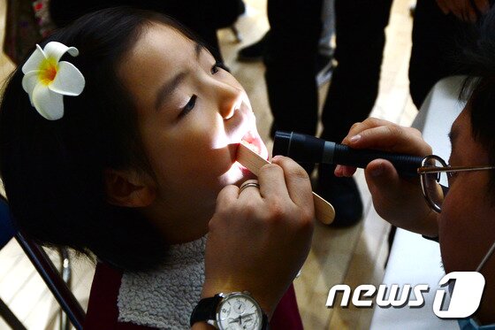 본문 이미지 - 무료 건강검진에서 한 어린이가 치과검진을 받고 있다. /뉴스1 ⓒ News1 임세영 기자
