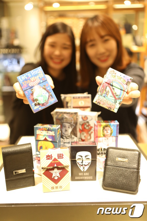 (서울=뉴스1) = 9일 서울 중구 롯데백화점 본점 ‘다비드컬렉션’ 매장에서 모델들이 담배 케이스를 소개하고 있다.이번에 판매하는 상품 중 '듀퐁'의 담배케이스는 담뱃갑을 통째로 …