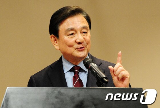 본문 이미지 - 홍석현 중앙일보 회장이 9일 오후 전북 부안군 변산 대명리조트에서 열린 원광학원 보직자 연수 중 특강을 하고 있다.2017.2.9/뉴스1 ⓒ News1 문요한 기자