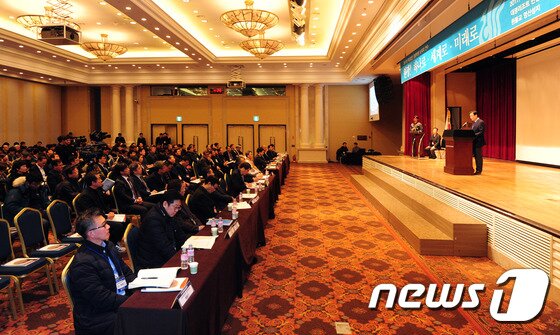 본문 이미지 - 홍석현 중앙일보·JTBC 회장(가운데)이 9일 오후 전북 부안군 변산 대명리조트에서 열린 원광학원 보직자 연수 특강을 하고 있다.2017.2.9/뉴스1 ⓒ News1 문요한 기자