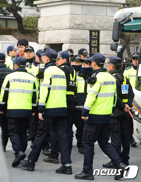 헌법재판소 앞으로 경찰병력 집중 배치