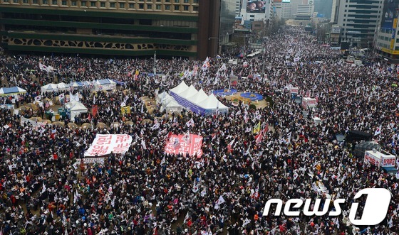 서울광장 가득메운 탄핵반대 집회 참석자들