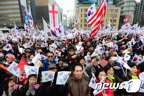 &#39;대통령 탄핵 기각을 위한 국민 총궐기 운동본부&#40;탄기국&#41;&#39; 등 보수단체 회원들이 3.1절인 1일 오후 서울 세종로 사거리에서 탄핵 기각을 촉구하며 15차 태극기 집회를 하고 있다.2017.3.1/뉴스1 ⓒ News1 이광호 기자