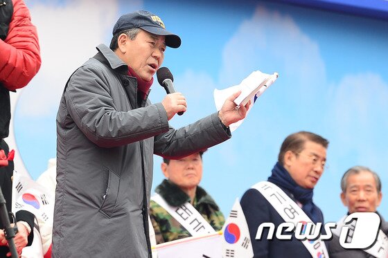 본문 이미지 - 박근혜 대통령 법률대리인단 김평우 변호사가 삼일절인 지난3월1일 오후 서울 세종로 사거리에서 열린 탄핵 기각 촉구 15차 태극기 집회에서 발언하고 있다.2017.3.1/뉴스1 ⓒ News1 이광호 기자