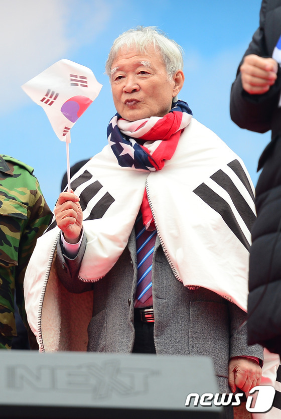 (서울=뉴스1) 이광호 기자 = 1일 오후 서울 세종로 사거리에서 열린 '대통령탄핵기각을위한국민총궐기운동본부'주최 탄핵 기각을 위한 '태극기 집회'에서 박근혜 대통령의 법률대리인인 …