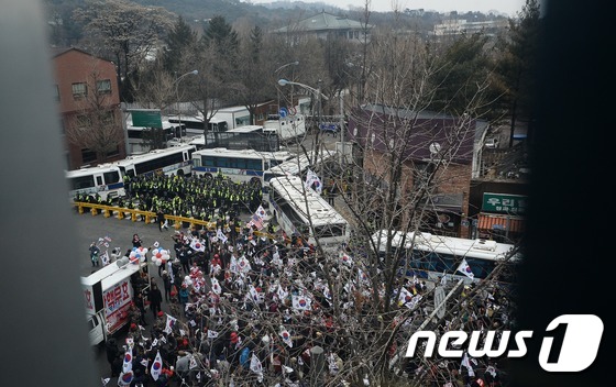 박근혜 대통령 응원하는 보수단체 회원들