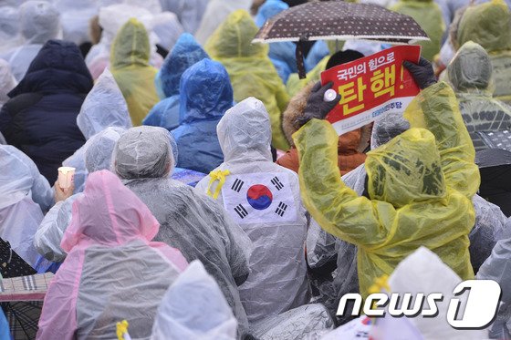 3·1절인 1일 오후 서울 광화문광장 일대에서 18차 범국민행동의 날 집회가 열리고 있다.2017.3.1/뉴스1 ⓒ News1 신웅수 기자